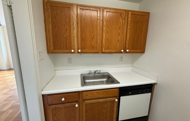 Studio, 1 bath, 413 sqft, $1,325, Unit Royal York 508