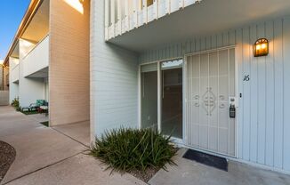 Well-maintained 2-bedroom, 1.5-bath townhome in the heart of Central Phoenix!