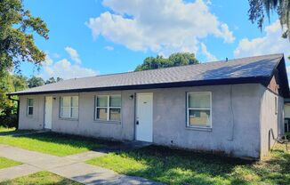 *First Month's Rent FREE!* Beautiful 2 Bedroom, 1 Bathroom Duplex in Lakeland