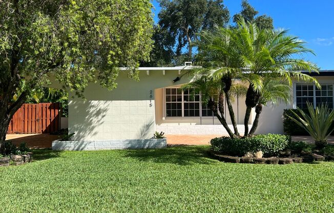 Beautifully appointed 4 Bedrooms, 2 Bathrooms 2300 sf single-family home, Hollywood, Florida
