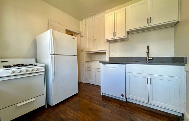 Beautiful One Bedroom in Oakland! Equipped Kitchen, Ample Natural Light & More! Call Today!