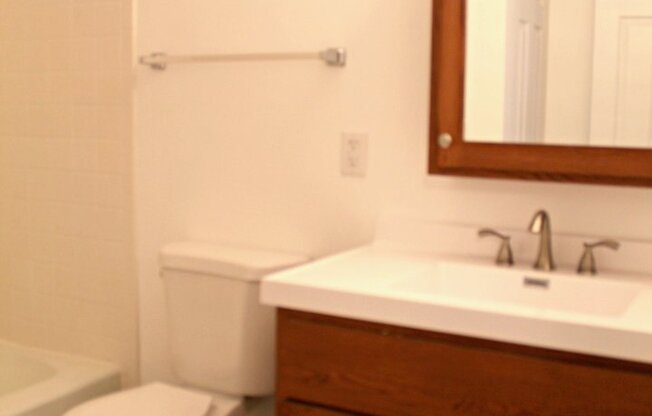 2 beds, 1 bath, 900 sqft, $975, Unit 907 West Crestwood Drive Apt 104