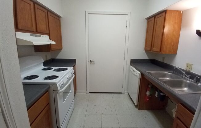 2 beds, 1 bath, 700 sqft, $919