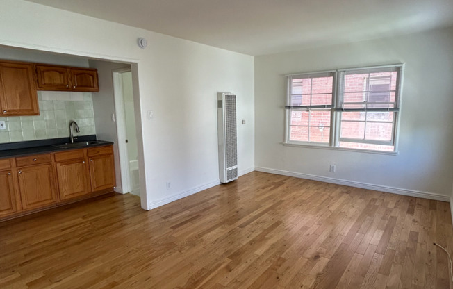 Charming studio in prime Los Angeles location - MOVE IN READY