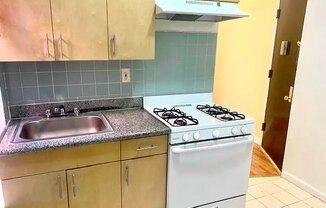 3 beds, 1 bath, $2,450, Unit 5C