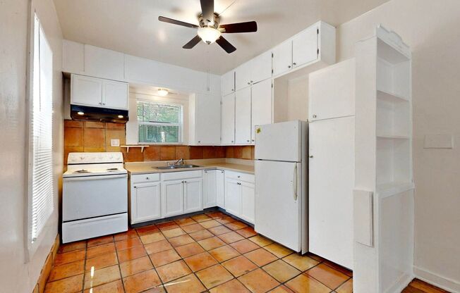 2 beds, 1 bath, 900 sqft, $1,400, Unit 823 11th Street NW