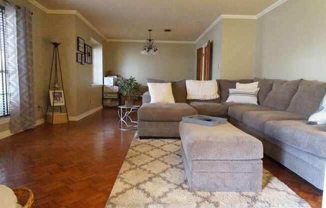 Freshly painted & new flooring 5/2.5, 2,584 sq ft, $2300.00  402 Lowell Crt