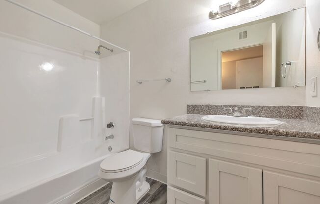 HALF OFF 1st Month rent!!! Elevate Your Living Experience! Apply at Eugie today!!!