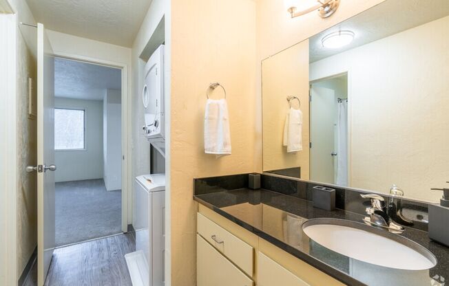 2 beds, 1 bath, 840 sqft, $1,582, Unit 0111