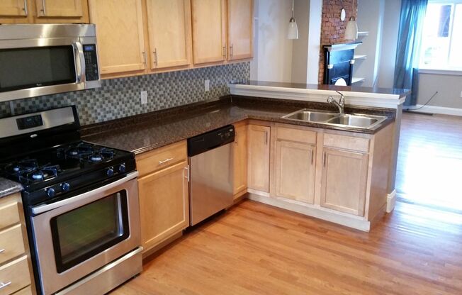 Charming 3 Bedroom Reno in South Side. Open Layout. Large Back Patio. A/C. Stainless. Designer Kitchen