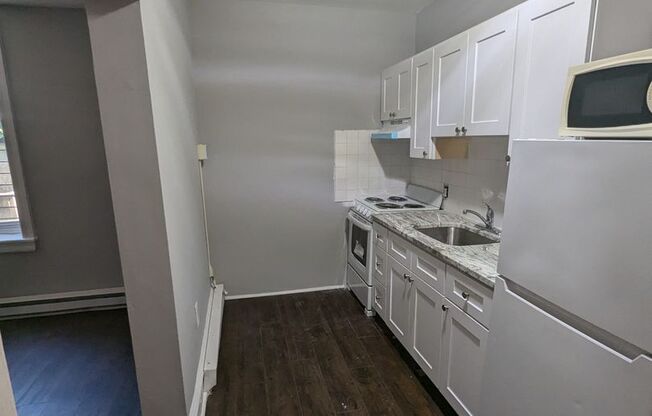 1 bed, 1 bath, 450 sqft, $825, Unit 1st Rear