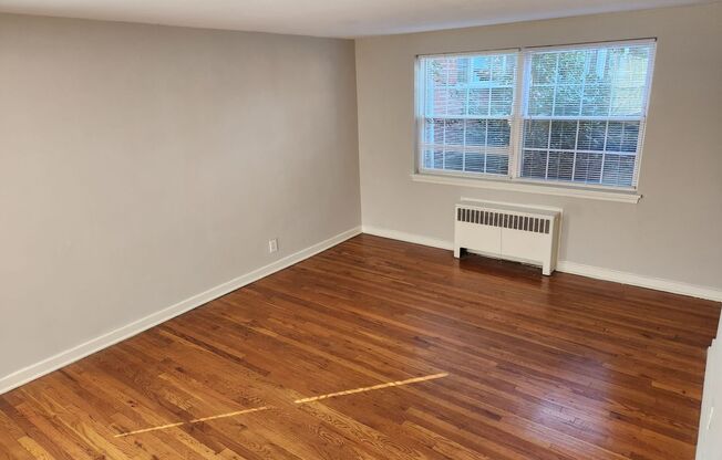 2 beds, 1 bath, 897 sqft, $2,275, Unit F-13