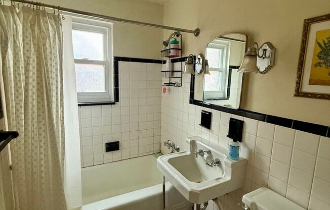 1 bed, 1 bath, 656 sqft, $1,025, Unit A32