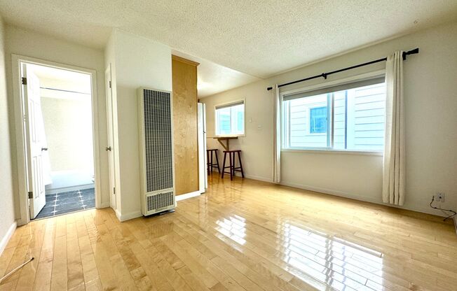 Mission District: Top Floor 1 Bed w/ Optional Parking & Shared Laundry