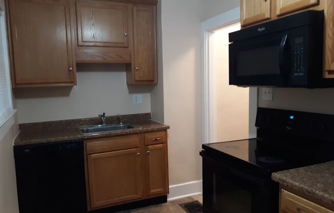 Cozy  2 Bedroom Home off Poplar Level