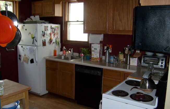 (572) - 1447 Williamson Street