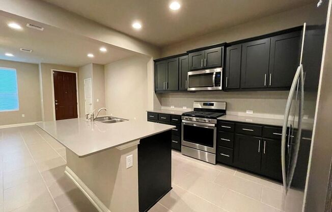 3 beds, 2.5 baths, $2,100, Unit Unit 22