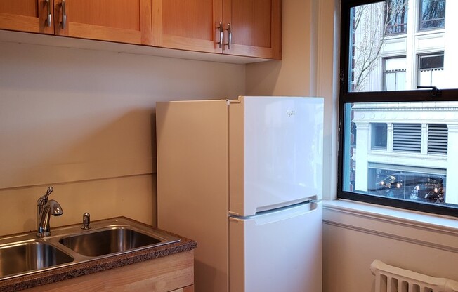 Studio, 1 bath, 350 sqft, $1,275, Unit Unit 01