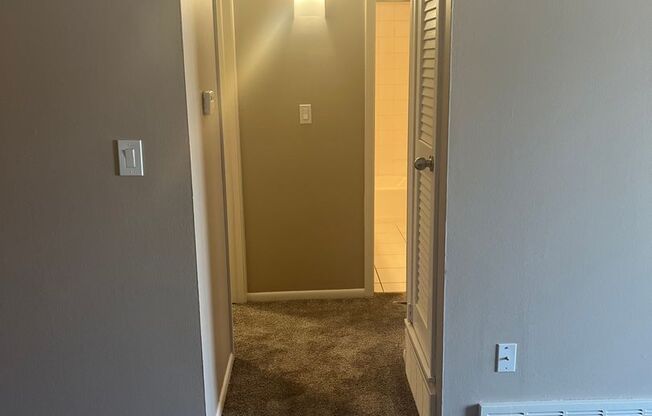 2 beds, 1 bath, 948 sqft, $1,179, Unit 032