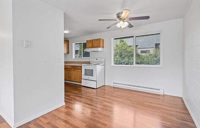 3 beds, 1 bath, 864 sqft, $1,995, Unit 17