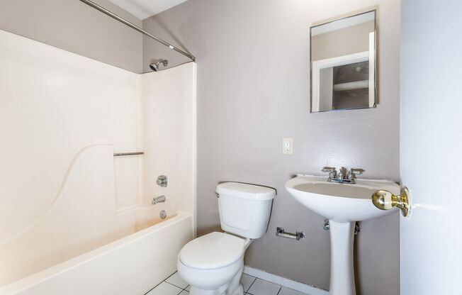 2 beds, 1 bath, 825 sqft, $899, Unit 3819 Jones St #201