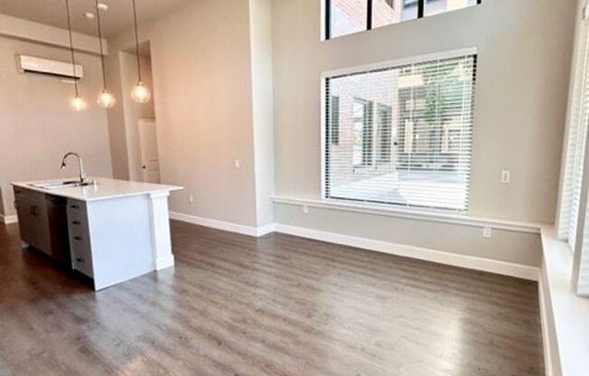 1 bed, 1 bath, 656 sqft, $1,995, Unit 426 Simmons #201