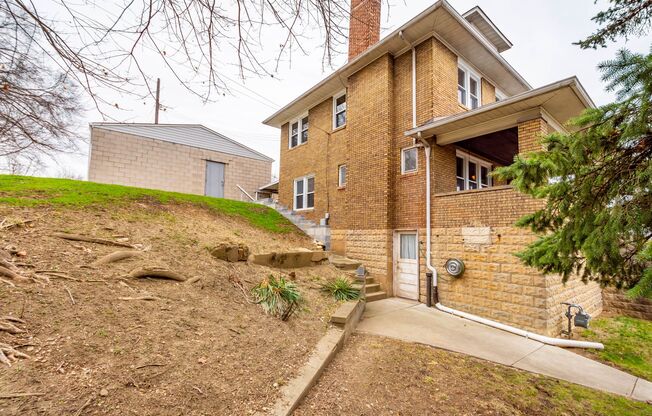 AVAILABLE FOR EARLY DECEMBER! Do not miss this HUGE 3-BEDROOM / 2-BATHROOM home in CARRICK! SECTION 8 ACCEPTED!