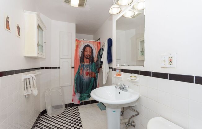 2 beds, 1 bath, $3,000, Unit Unit #32