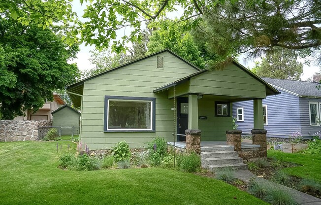 Amazing Westside bungalow across from Harmon Park!