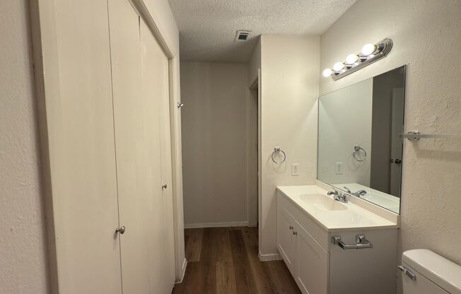 1 bed, 1 bath, $810, Unit APARTMENT 2017