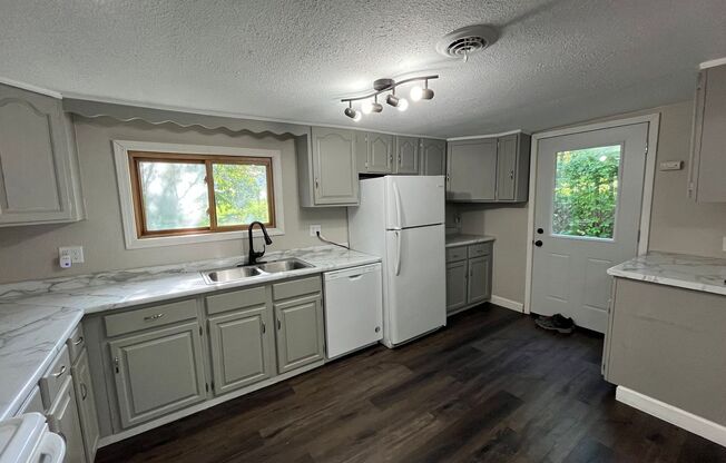 3 beds, 1 bath, $1,295