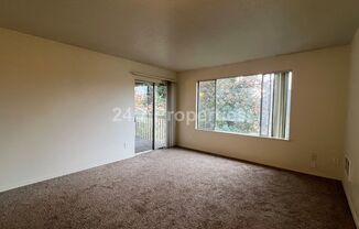 SE Portland - 2BD I 1BA Apt - Top Floor w/ Balcony!