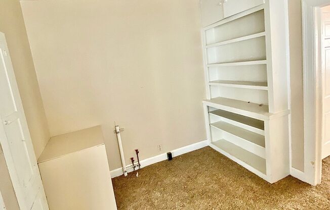 1 bed, 1 bath, 989 sqft, $650, Unit 2173 Broadway-RTR