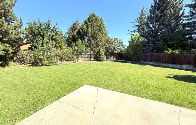 BONUS RENT SPECIAL! 3 Bed on Cul-de-sac with Great Backyard and Lawn Service!