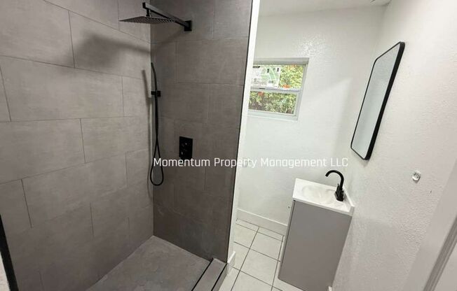 BEAUTIFUL & REMODELED 3/2 AVAILABLE NOW!!