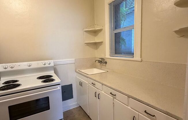 2 beds, 1 bath, 860 sqft, $1,695, Unit 211