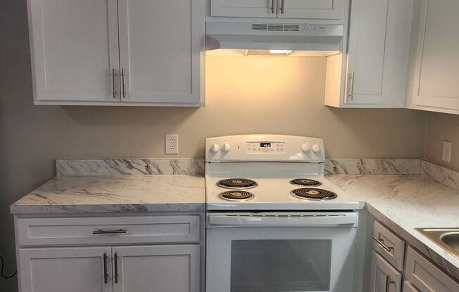2 Bd/ 1Ba Downstairs apartment, close to Savannah State, Victory Drive, and Memorial Hospital.