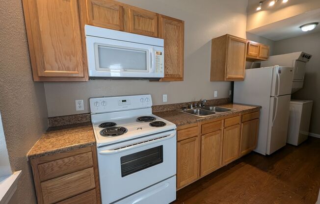 2 beds, 2 baths, $875, Unit 318 E Davis St G