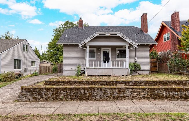 Charming Bungalow with Spacious Loft Suite and Large Backyard