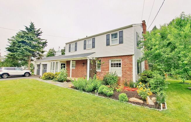 Fully Furnished 4 Bed / 1-1/2 Bath Single Family Home w/2 Car Garage