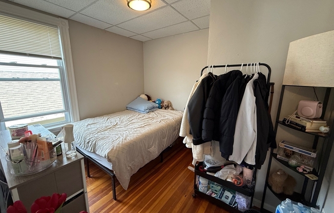 3 beds, 1 bath, 1,296 sqft, $3,400, Unit 3