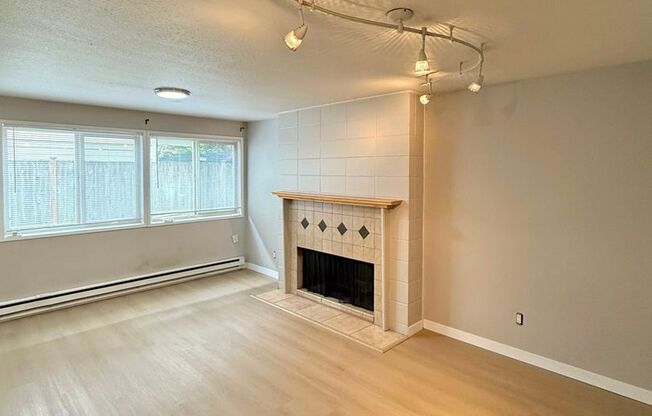 4-Bedroom North Green Lake Townhouse-Style Apartment – Prime Location