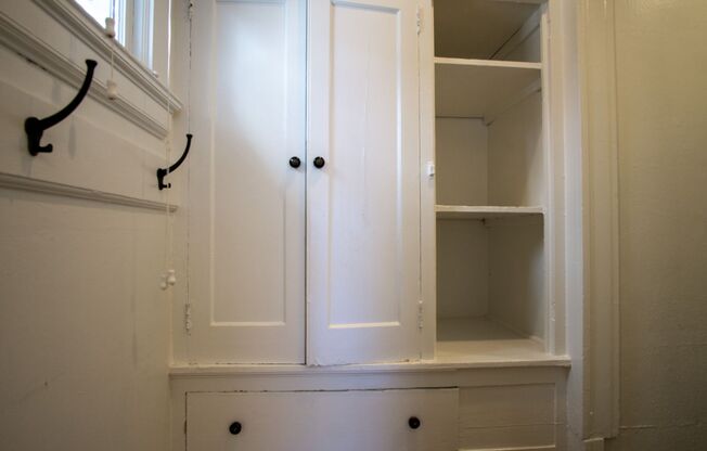 NW: Beautiful 2Bdr w/Hardwoods, DW + Skylights!