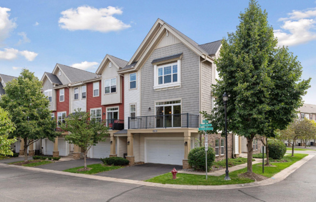 11769 EMERY VLG DR N