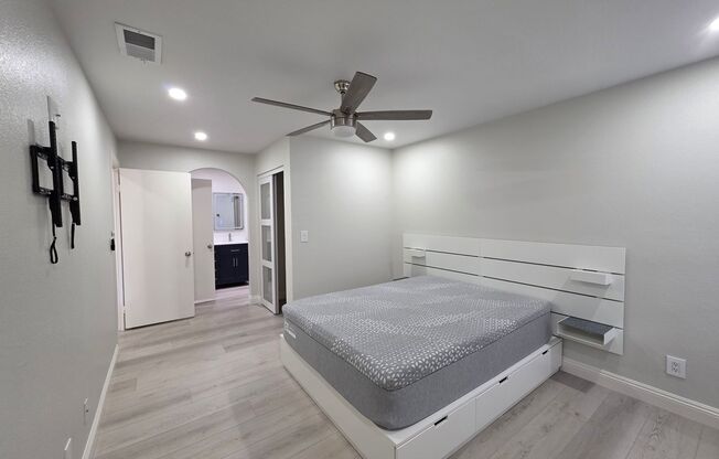 2 beds, 2 baths, $2,100, Unit #1048