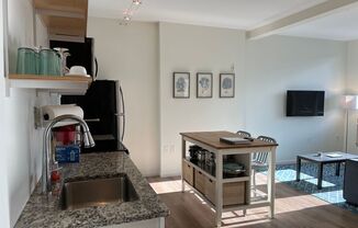 1 bed, 1 bath, $2,200, Unit #305