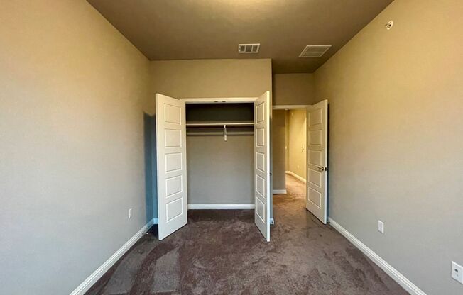 3 beds, 2.5 baths, $2,100, Unit Unit 22