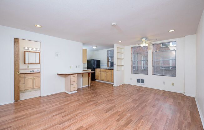 Studio, 1 bath, 400 sqft, $1,095, Unit B09