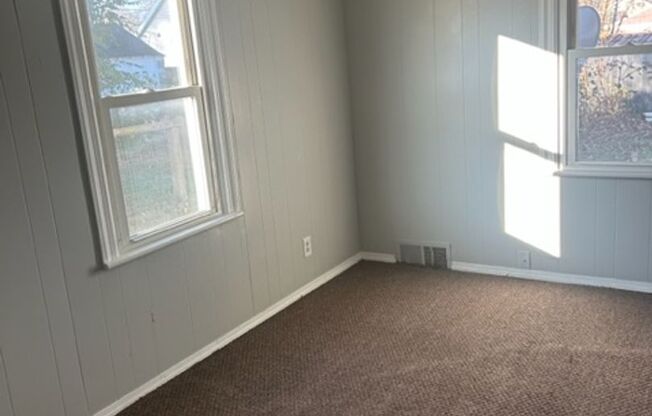 3 beds, 1 bath, $955