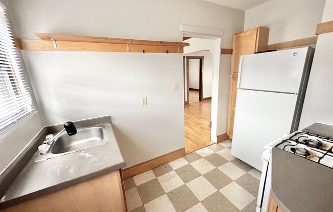 2 beds, 1 bath, $1,160, Unit 04